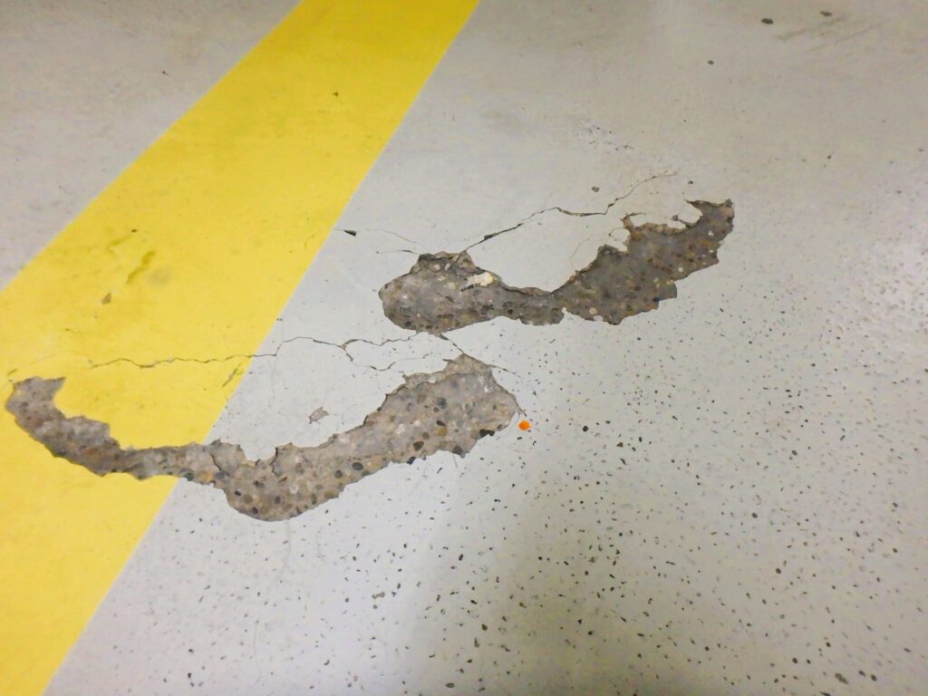 Afschilfering-toplaag-rijweg-parking
