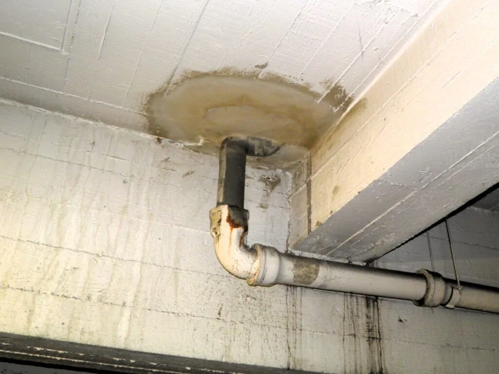 Betonrot-ter-hoogte-van-lekkende-doorvoeren-in-een-parking