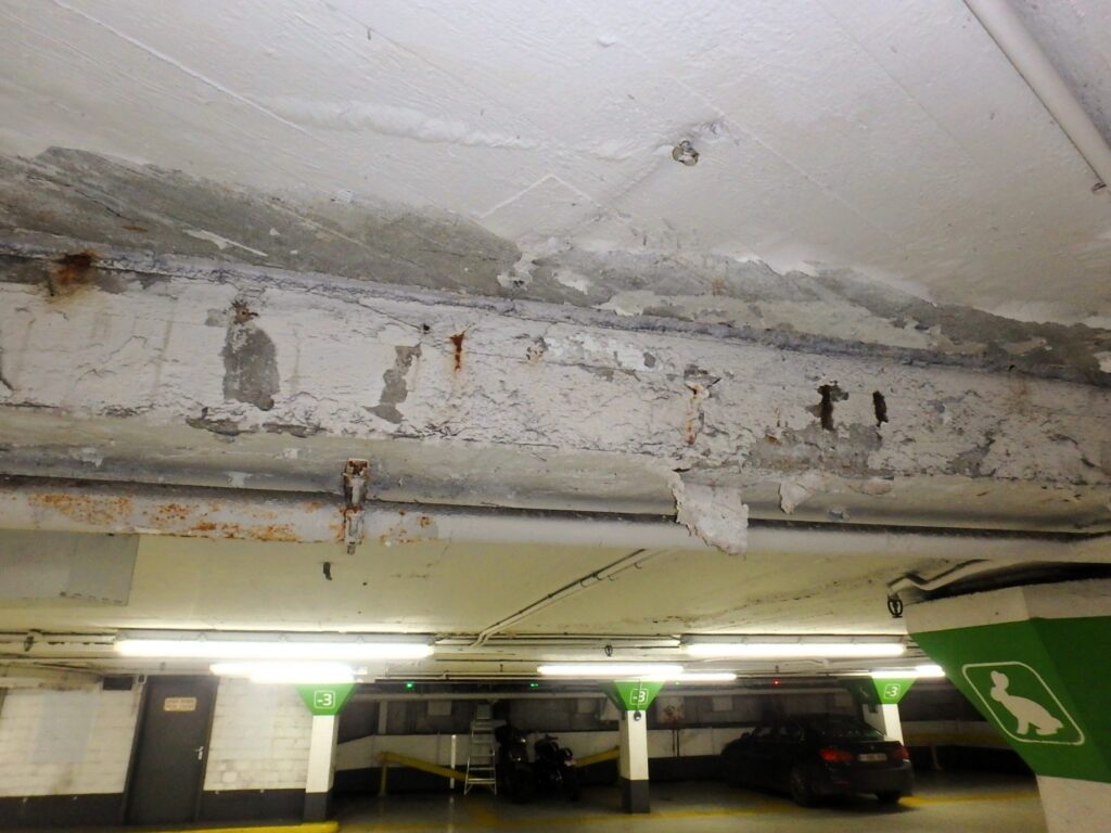 klassieke vorm van betonrot in een parking - sanacon